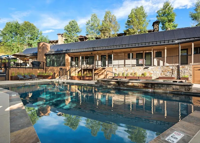 Modern Luxury - Walk To Lifts - Jacuzzi